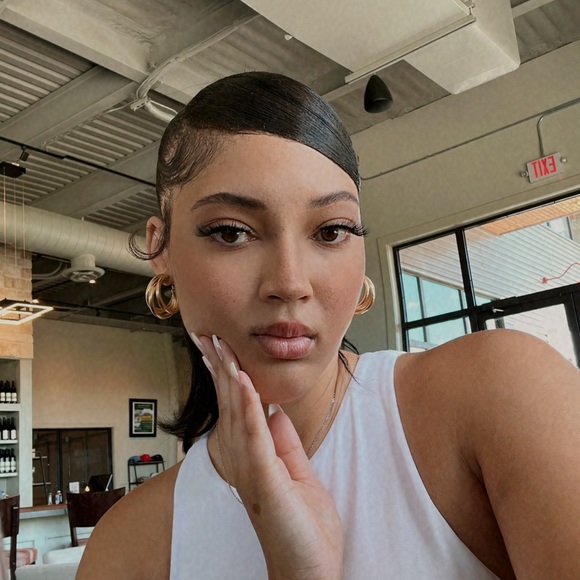 Meet your Posher, Alexis - Picture 1 of 1